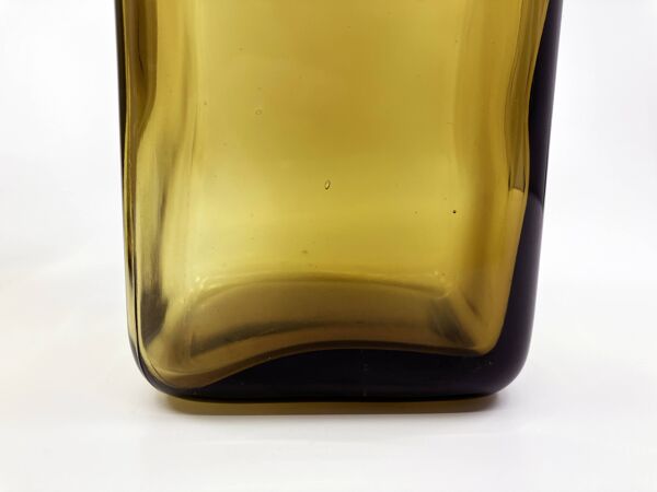 3 bouteilles de pharmacie en verre ambré moulé • bouchons bakélite • 1950