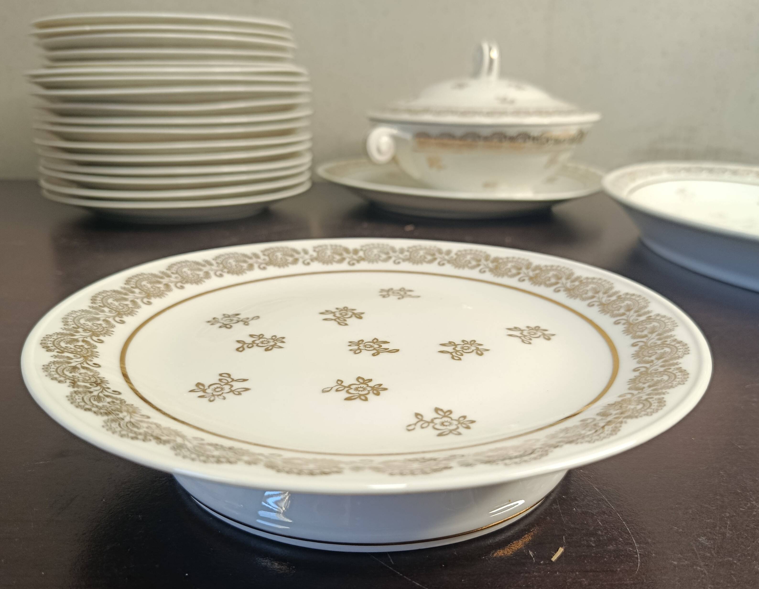 Service de table complet, porcelaine de Limoges et dorures, LOT 2