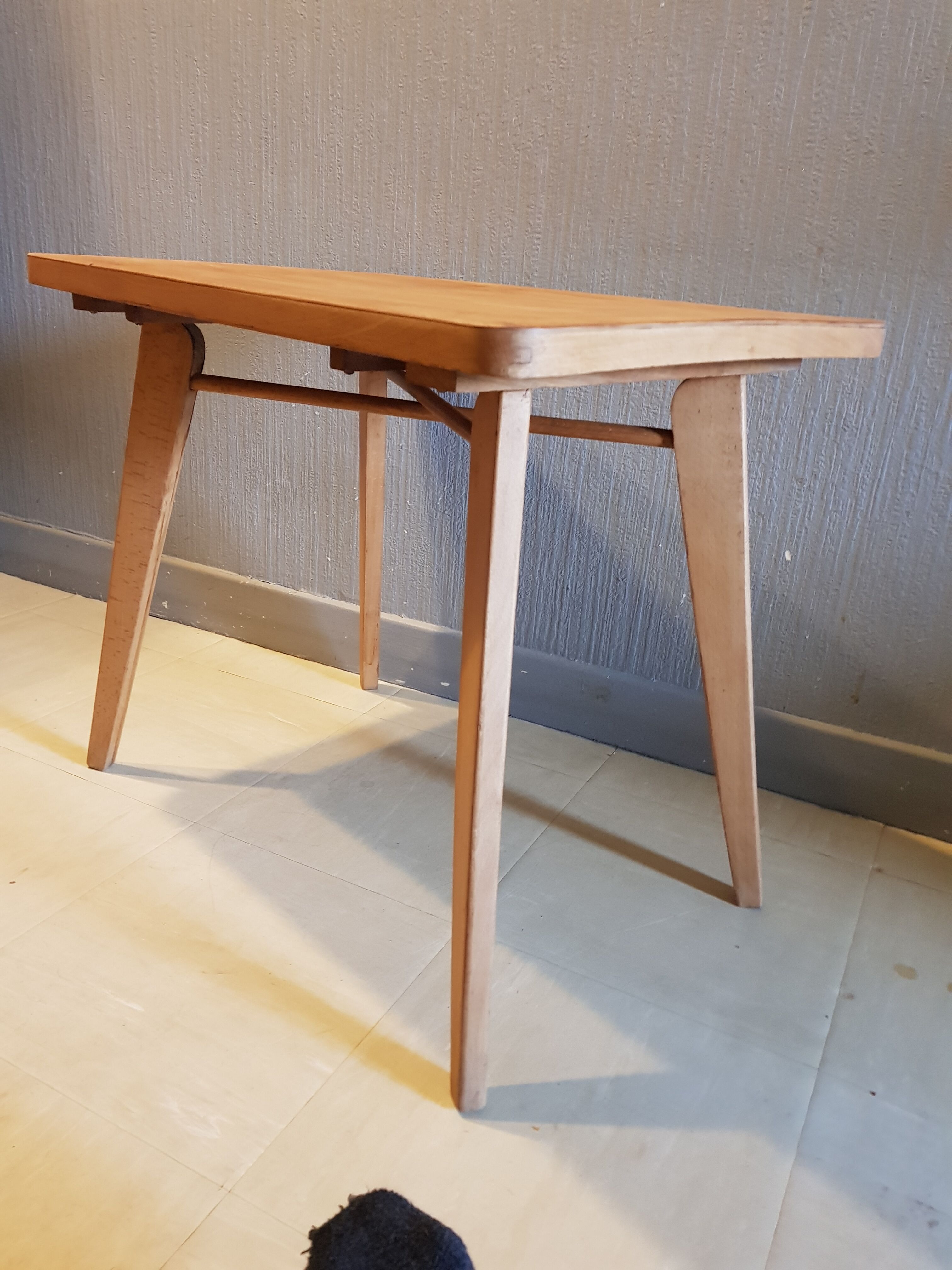 Scandinavian table with compass feet
