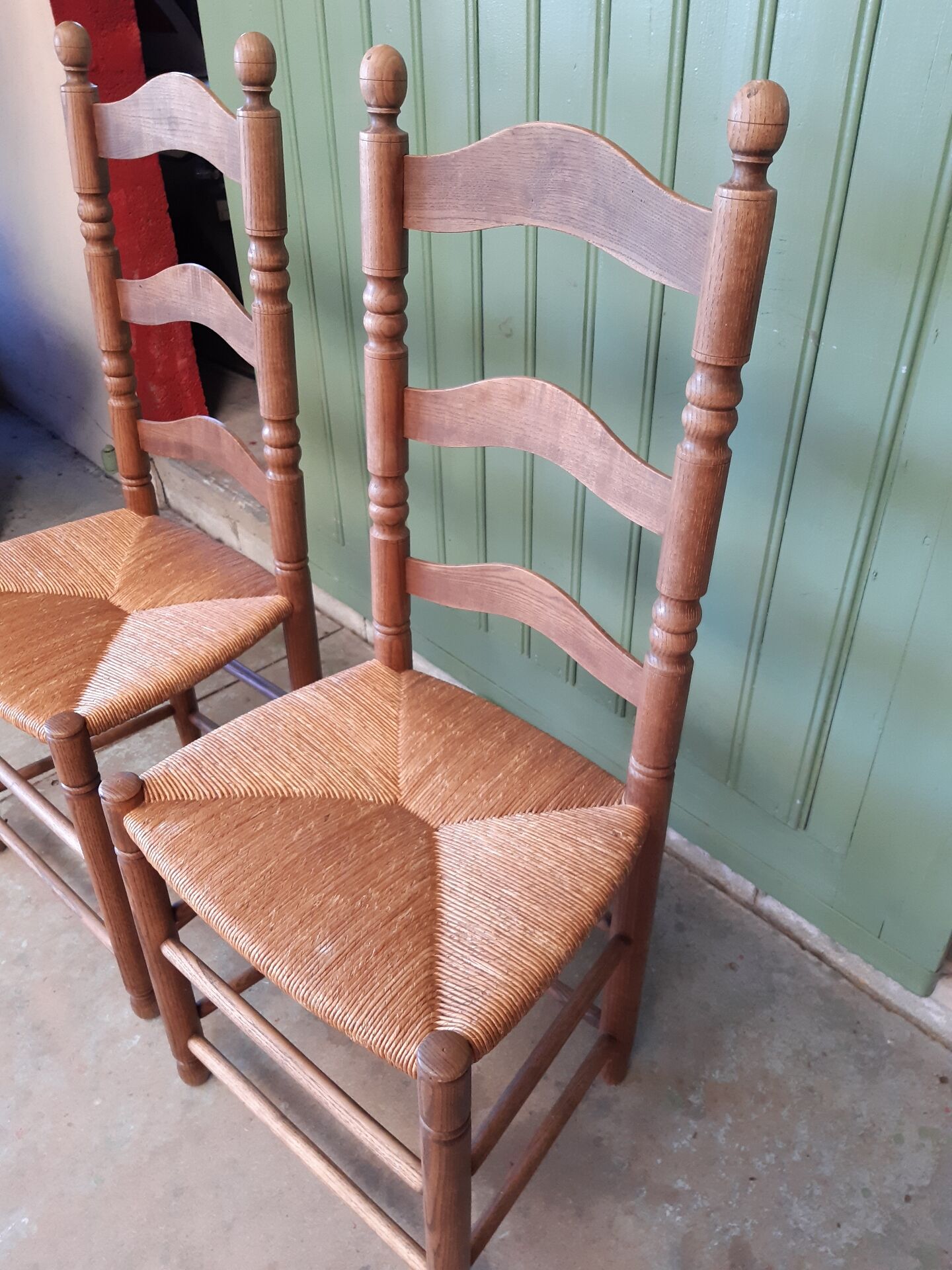 Paire de chaises paillées champêtres.