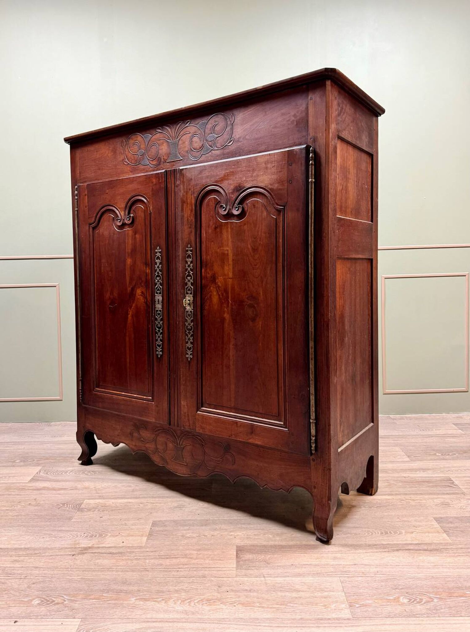 Armoire trois quarts en noyer de style Louis XV, XIXème siècle