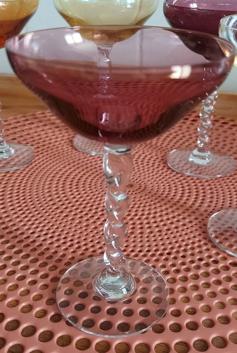 6 coupes à  champagne pied torsadé multicolore annee 1970