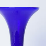 Vase en verre bleu avec pied transparent