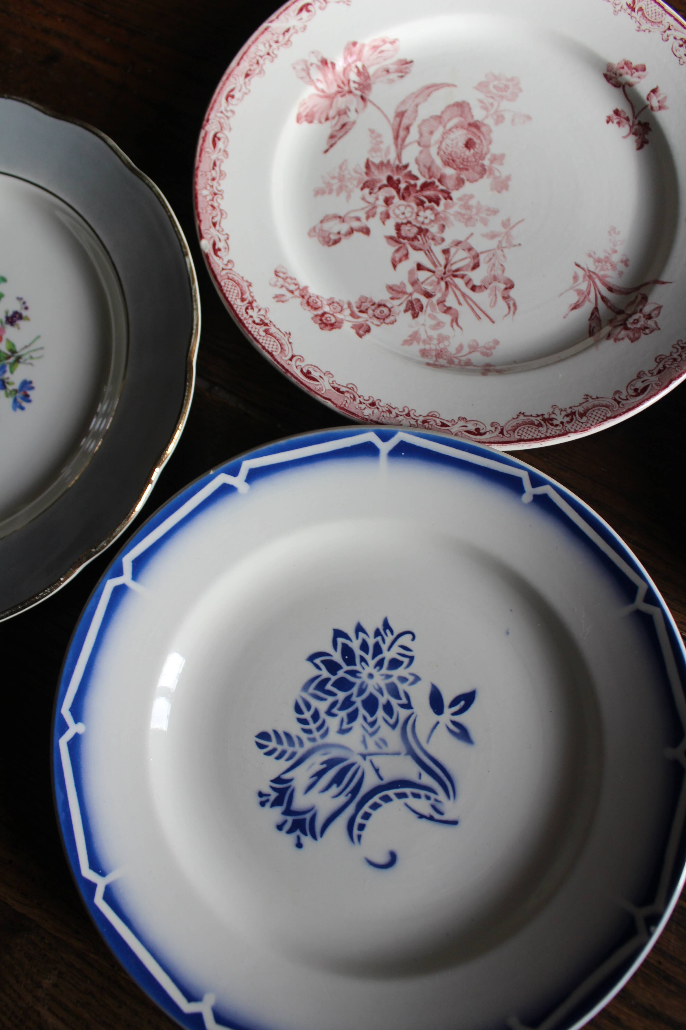 A set of 4 flat plates in pink and blue with Fontanges flowers from Sarreguemines.