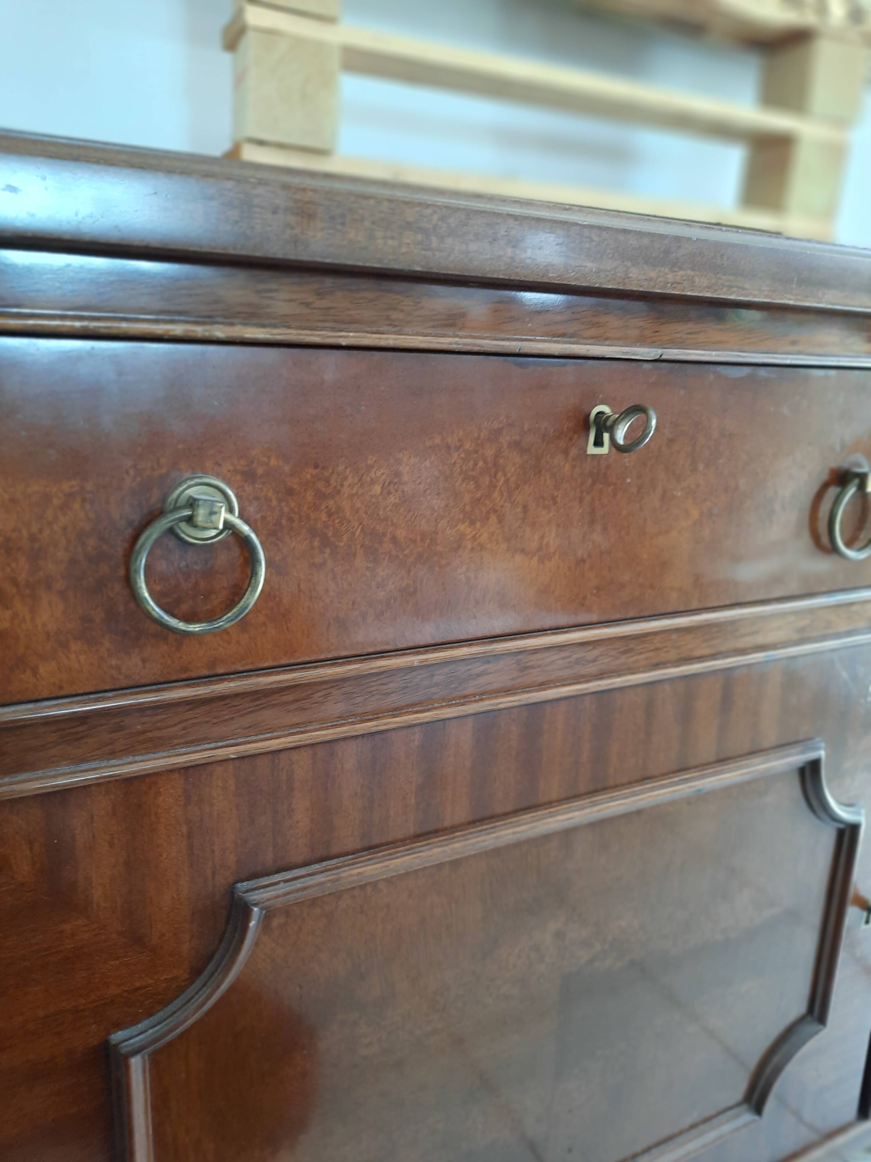 Bahut-dressoir acajou étiqueté "De Coene-Courtrai"