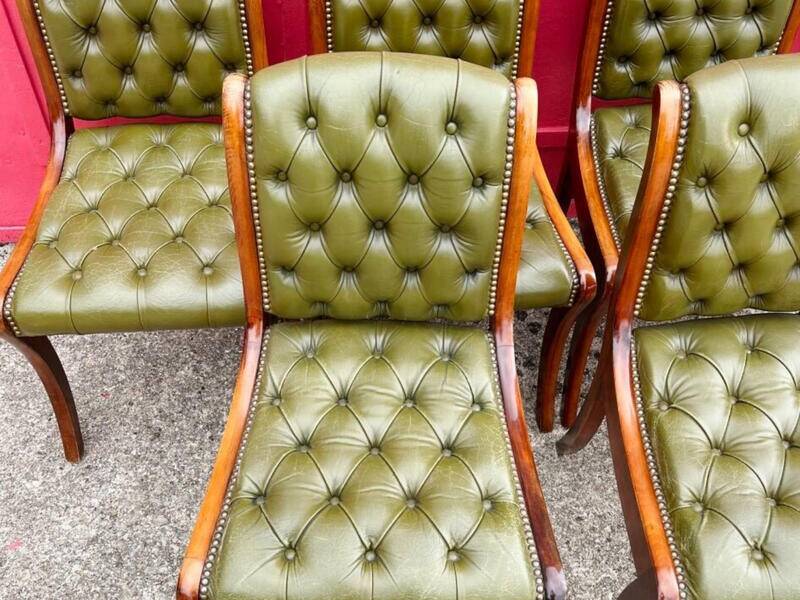 Suite de 6 chaises anglaises Cherterfield en cuir vert