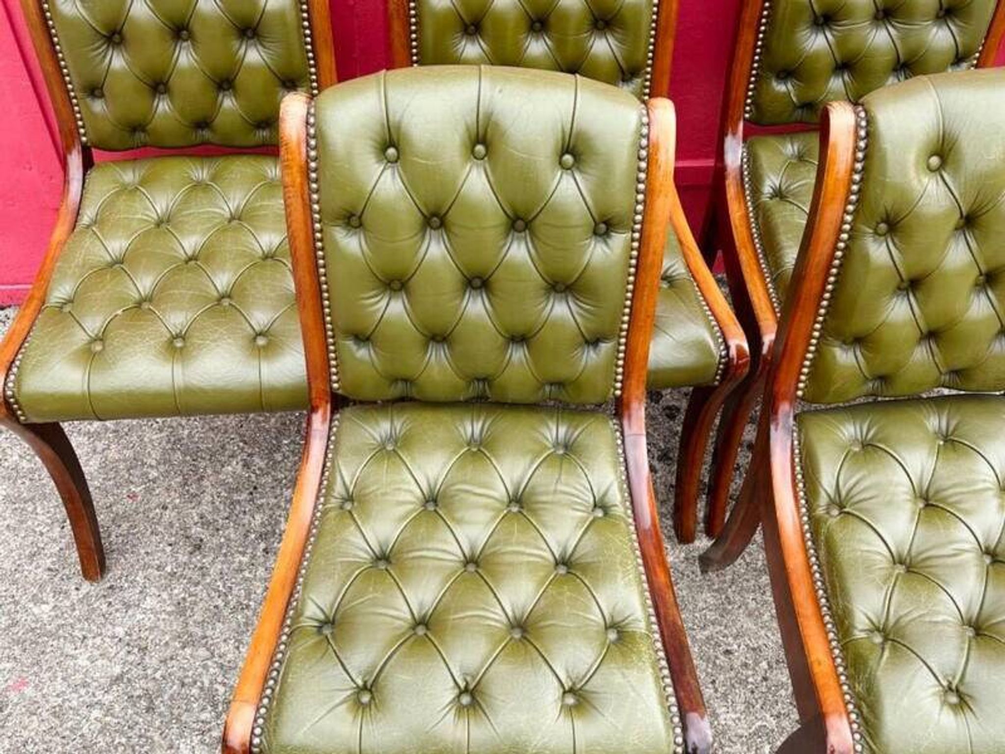Suite de 6 chaises anglaise Cherterfield en cuir vert