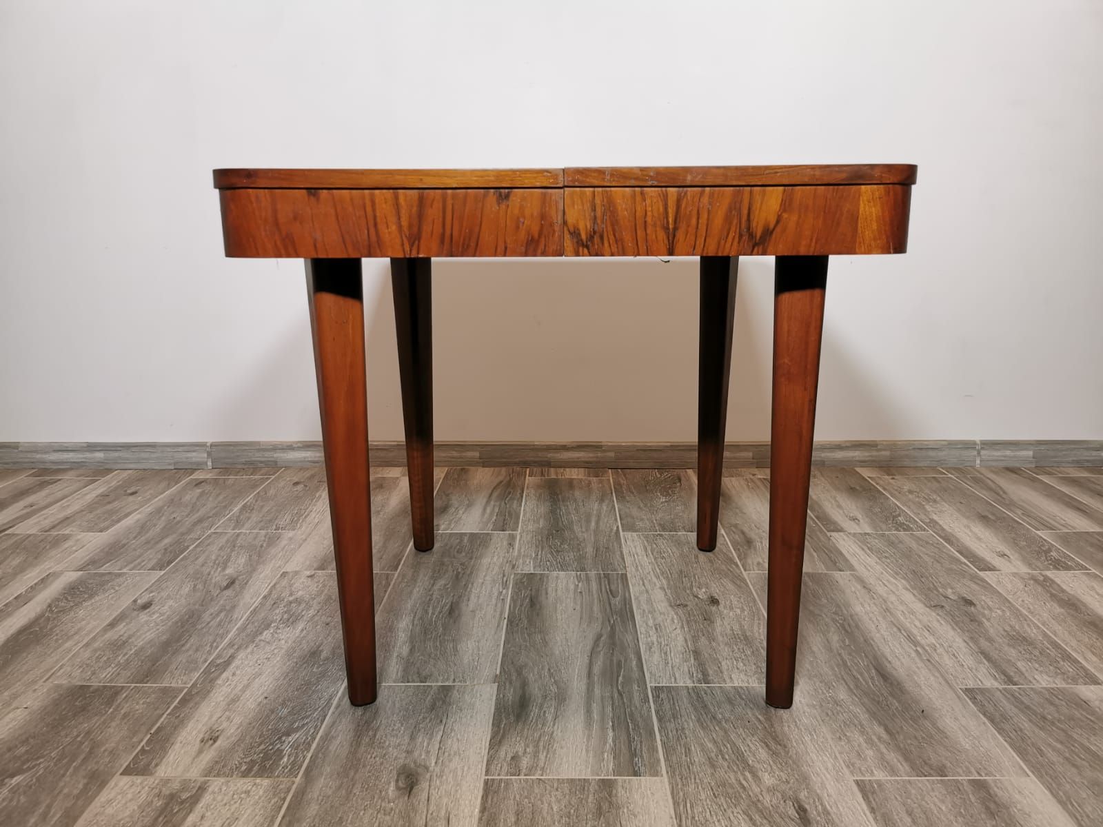 Table à manger par Jindrich Halabala
