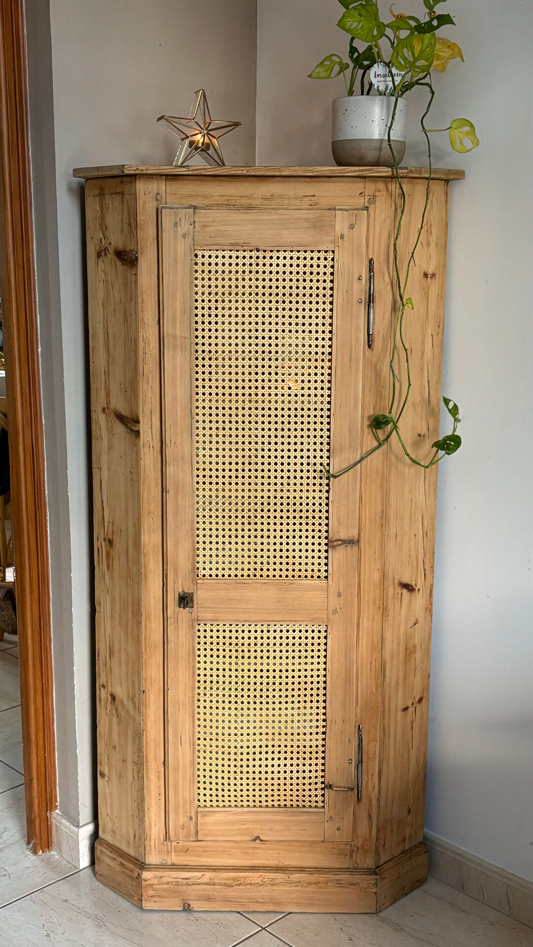 Encoignure en pitchpin