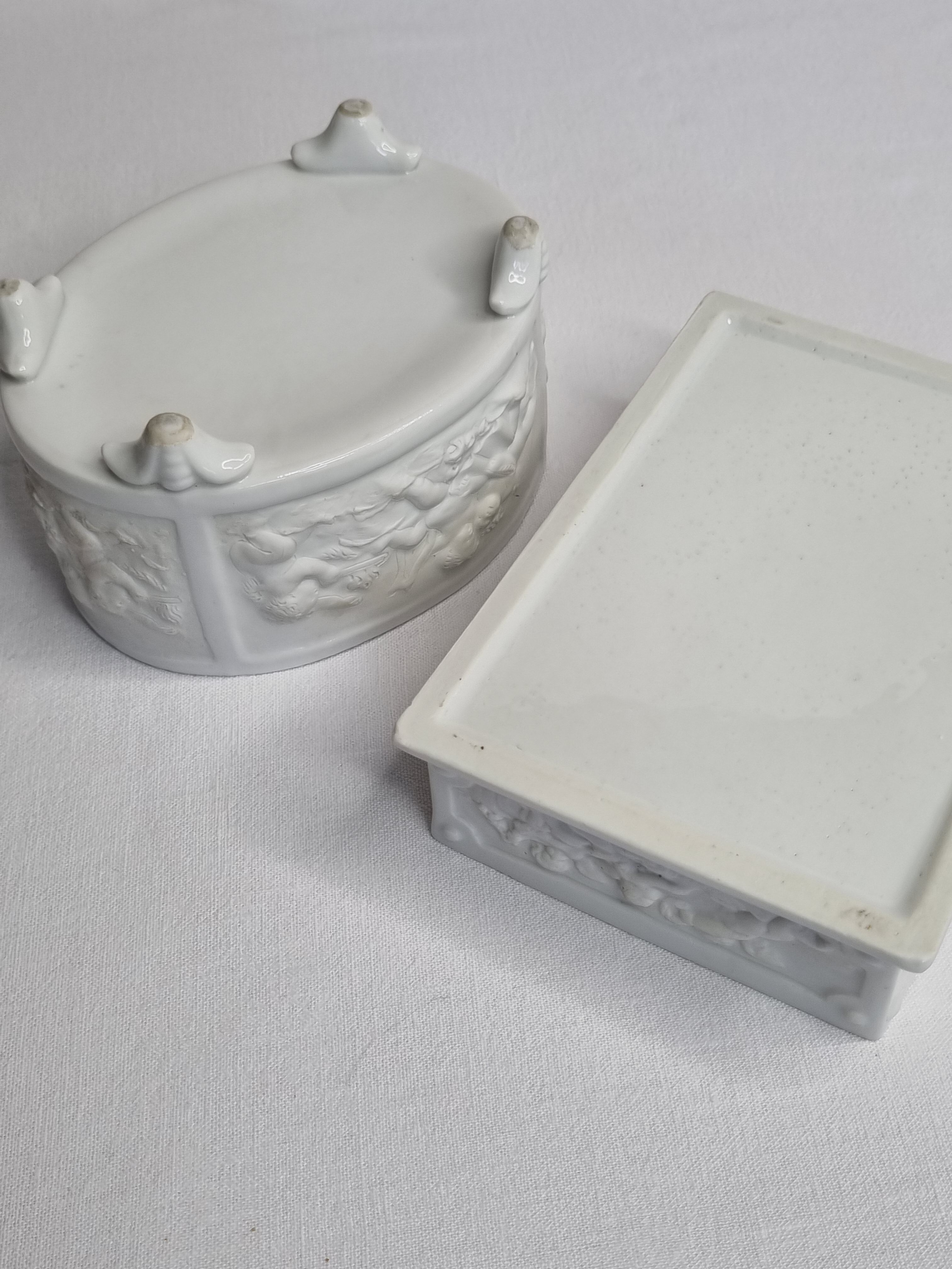Deux boîtes en biscuit de porcelaine à décor d'angelots