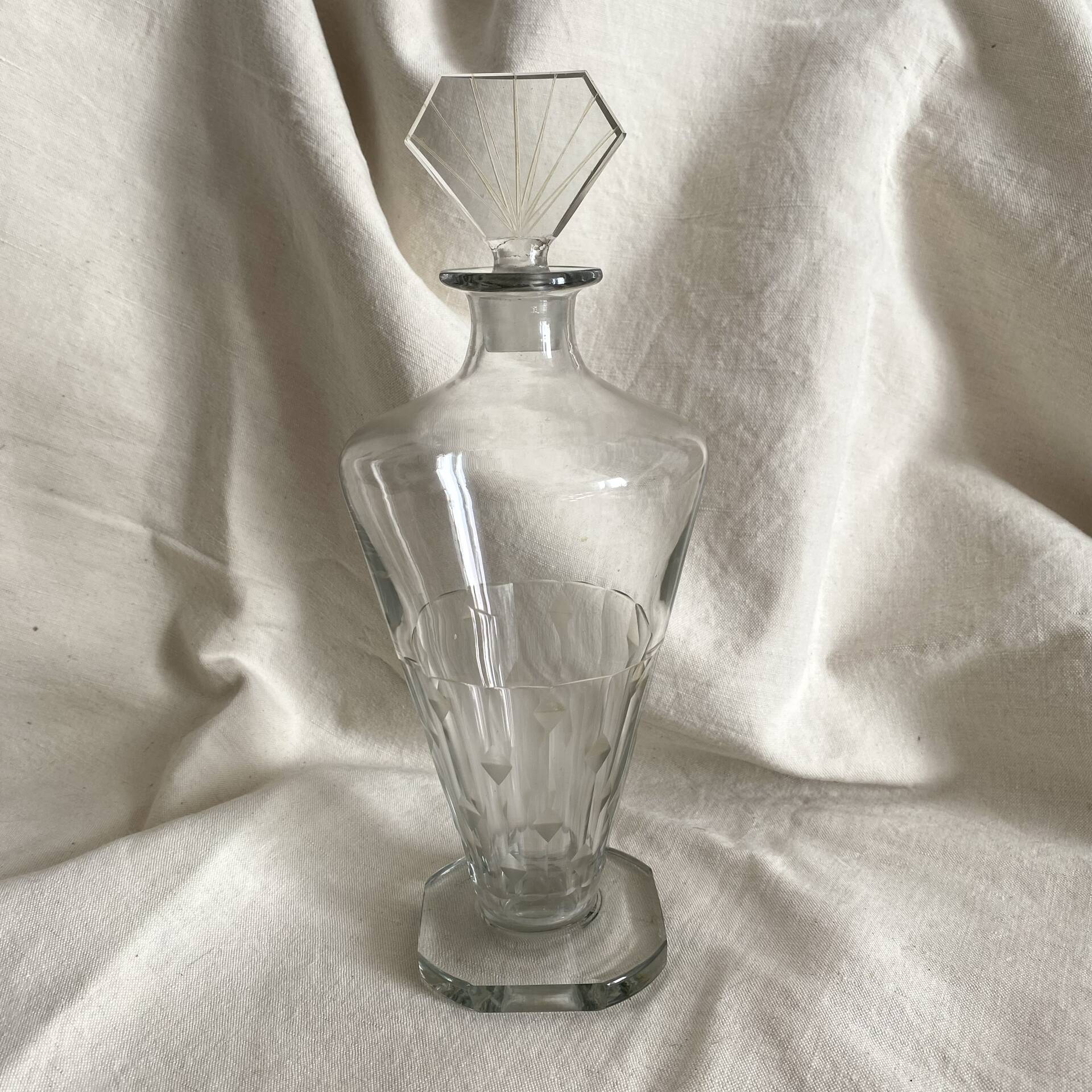 Art Deco carafe with fan stopper