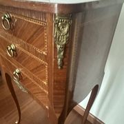 Petite table de chevet en marqueterie de style Louis XV