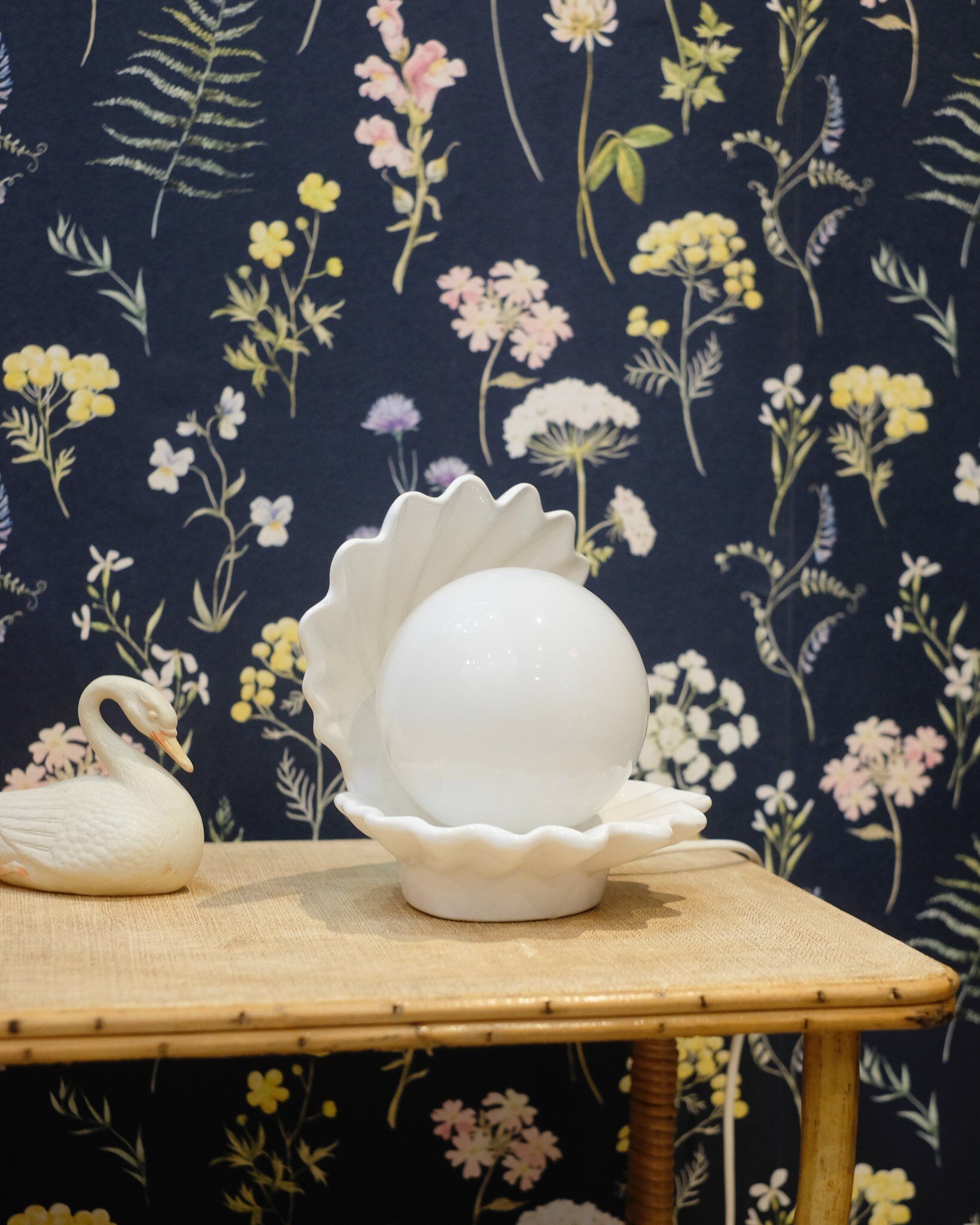 Old shell lamp in ceramic and opaline