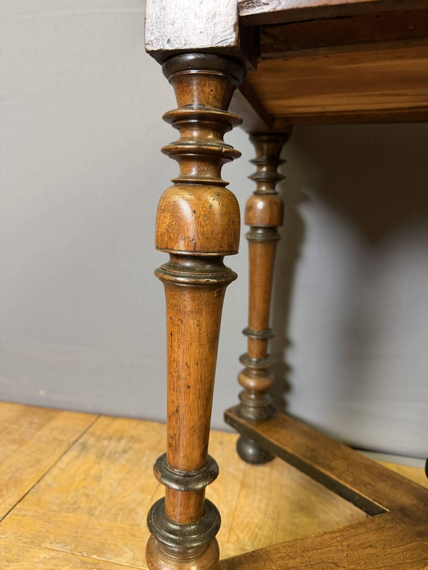Table Louis XIII