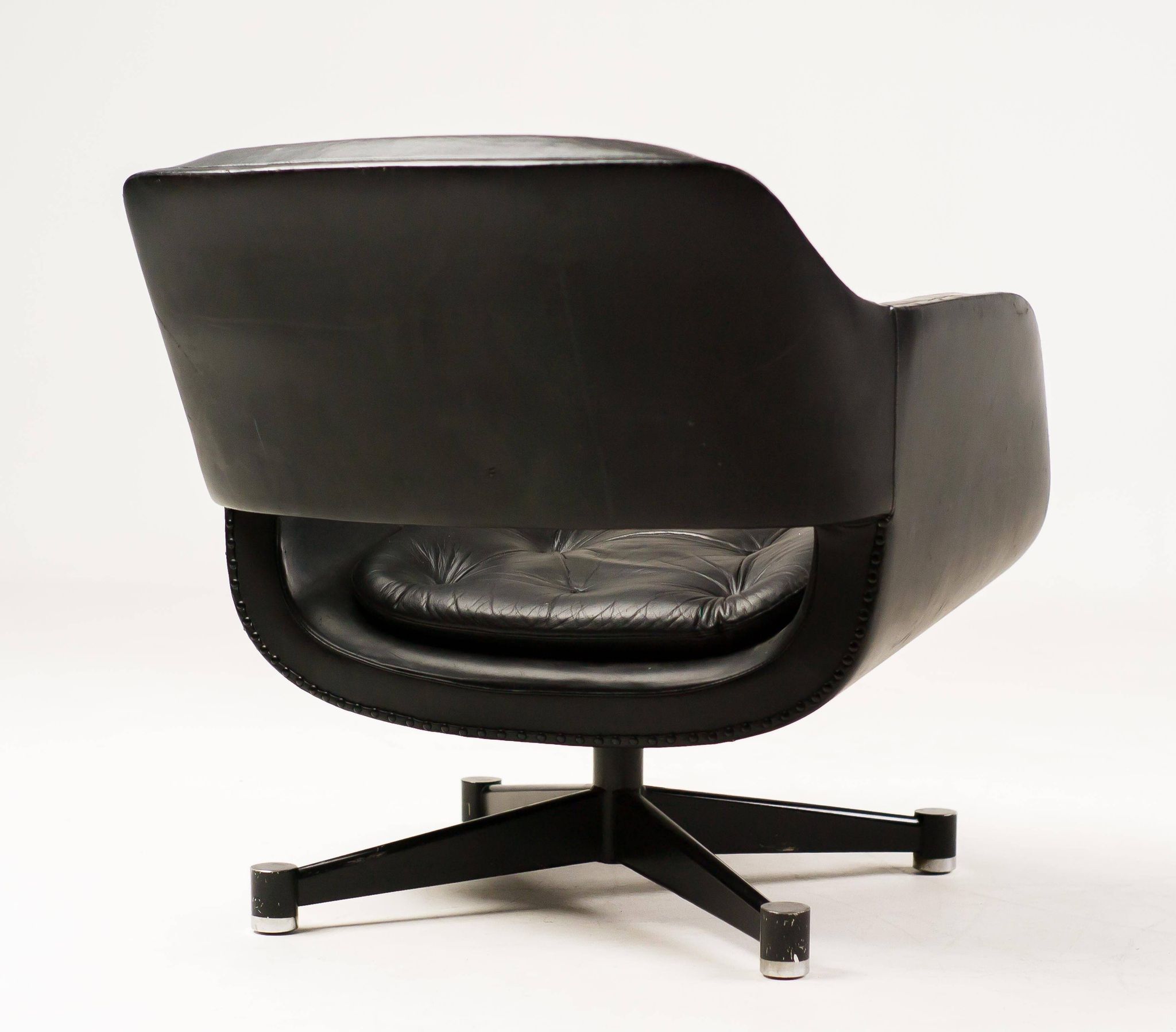 Black leather chaise longue by Olli Mannermaa for Finnart Ab, Finland, 1970