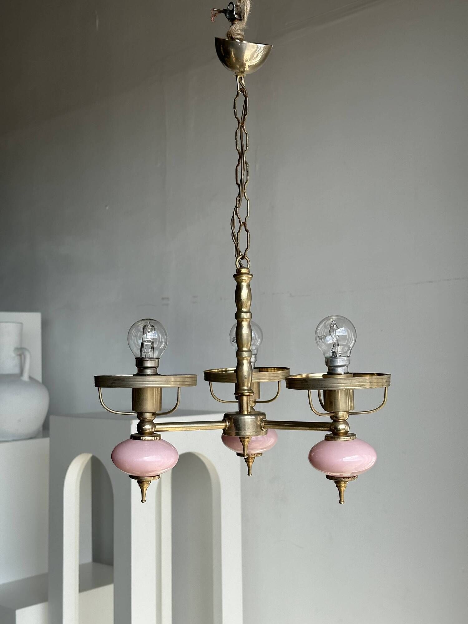 Petit lustre rose et doré à 3 bras de lumières