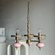 Petit lustre rose et doré à 3 bras de lumières