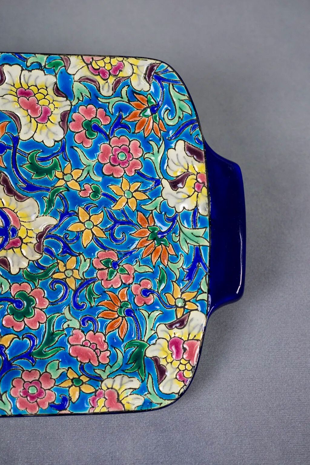 Plat à cake Longwy, décor floral et médaillon d’oiseaux, début XXème