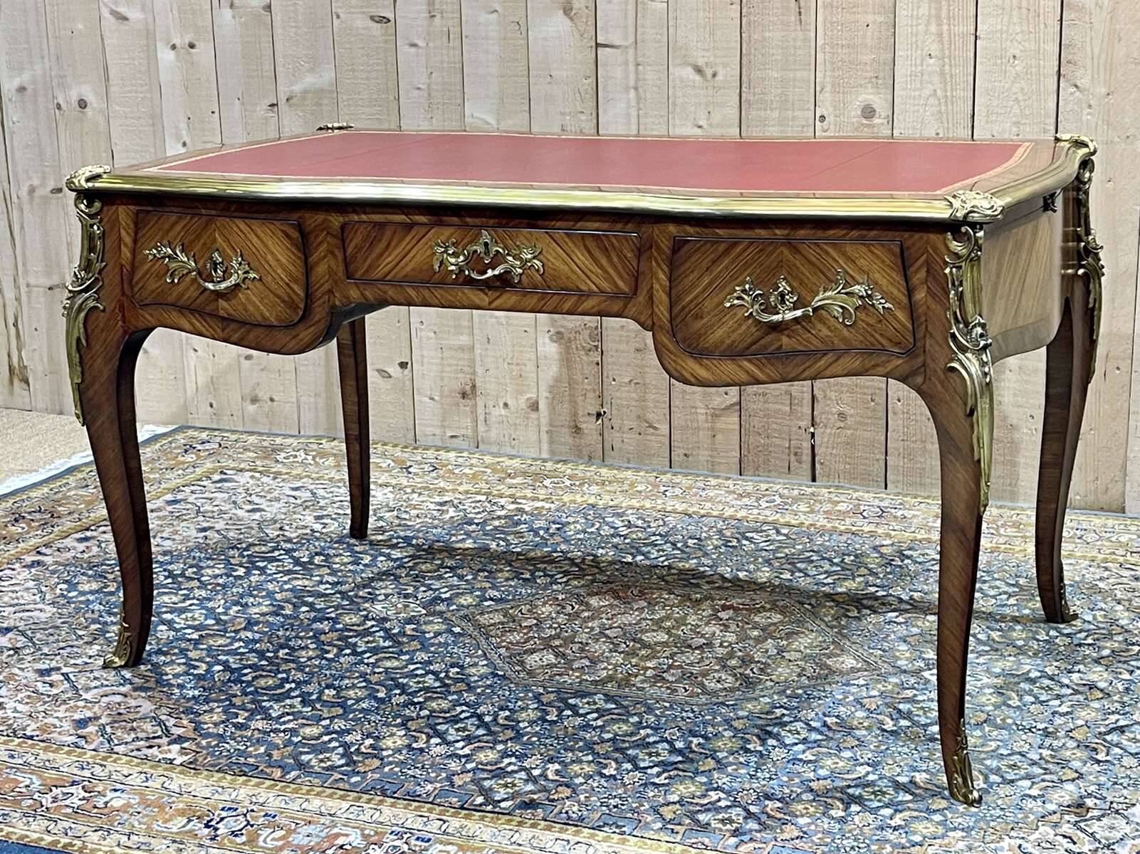 Bureau plat de style régence en placage de bois de rose, travail des années 1950