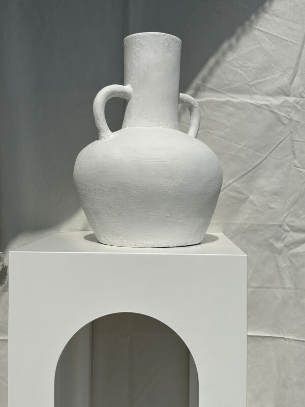 Vase artisanal en terracotta peint en blanc à double anses h:40 d:30