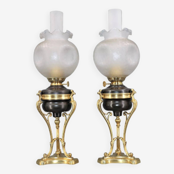 Paire de lampes bouillotte à pétrole & globe en pâte de verre poli Napoléon lll