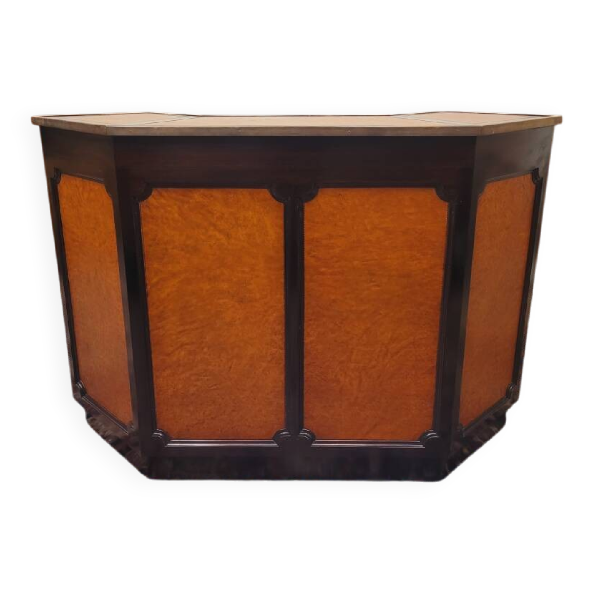 English Chesterfield mahogany bar fully upholstered in leather