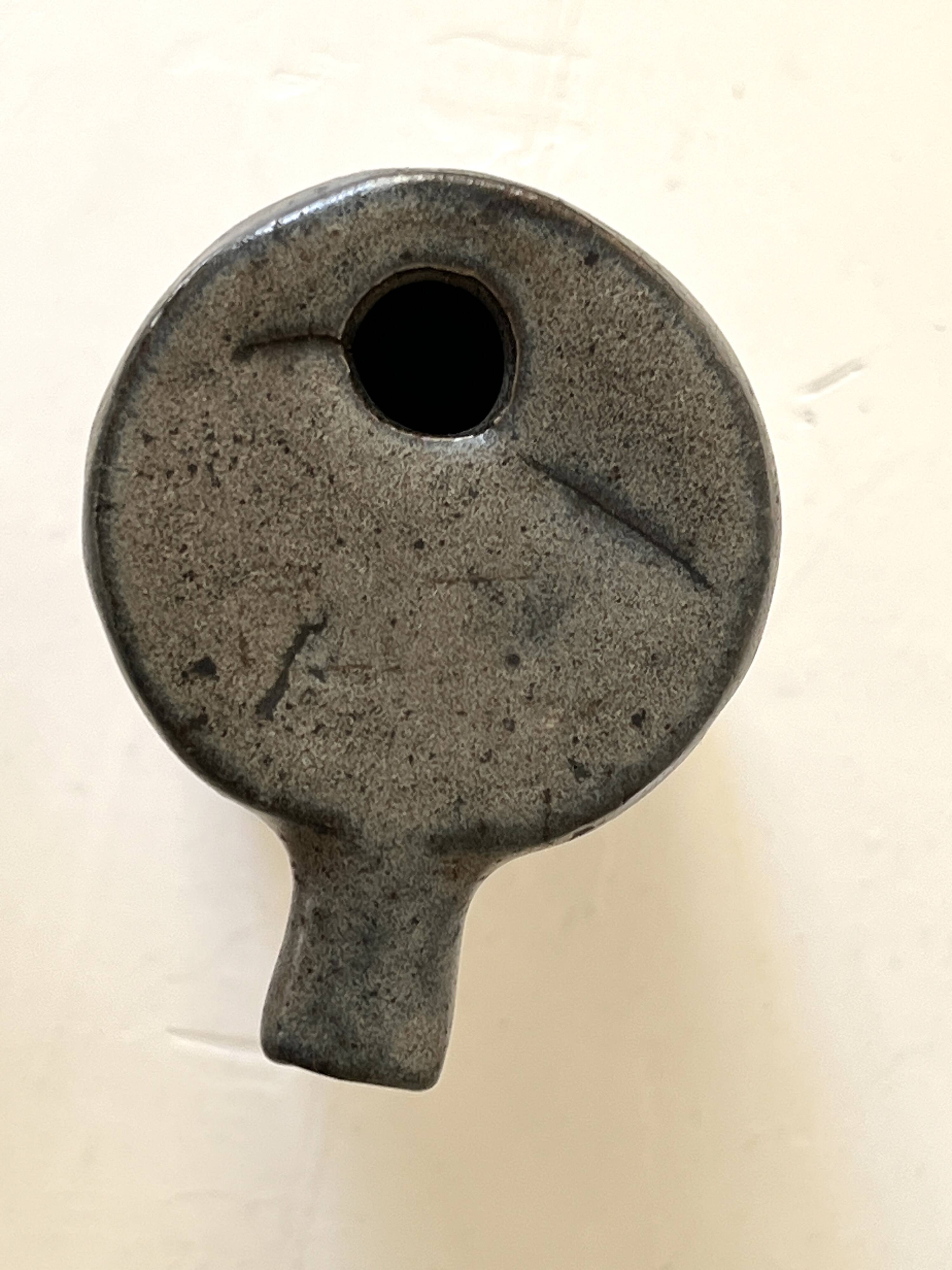 Vase / bouteille design en céramique émaillée noir bleu signé V. Goron