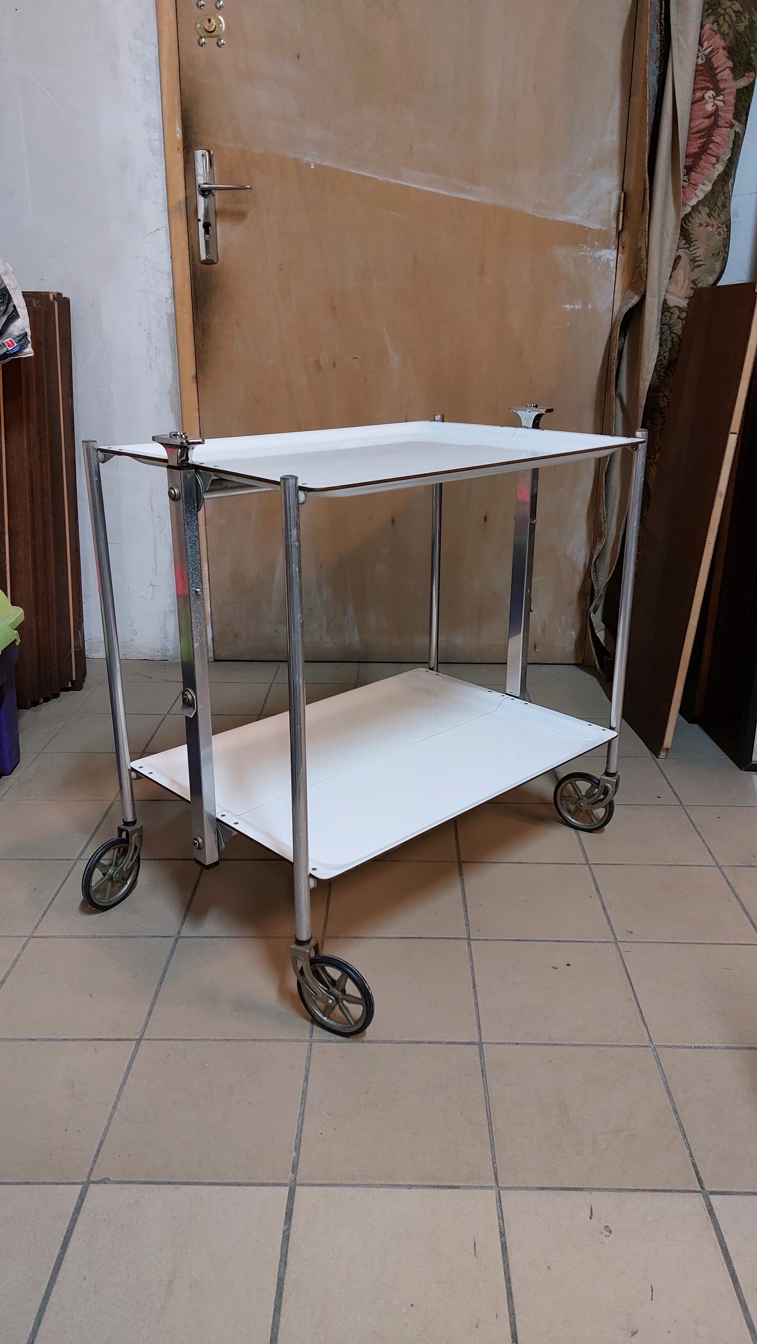 Folding tray with vintage wheels Textable in white formica