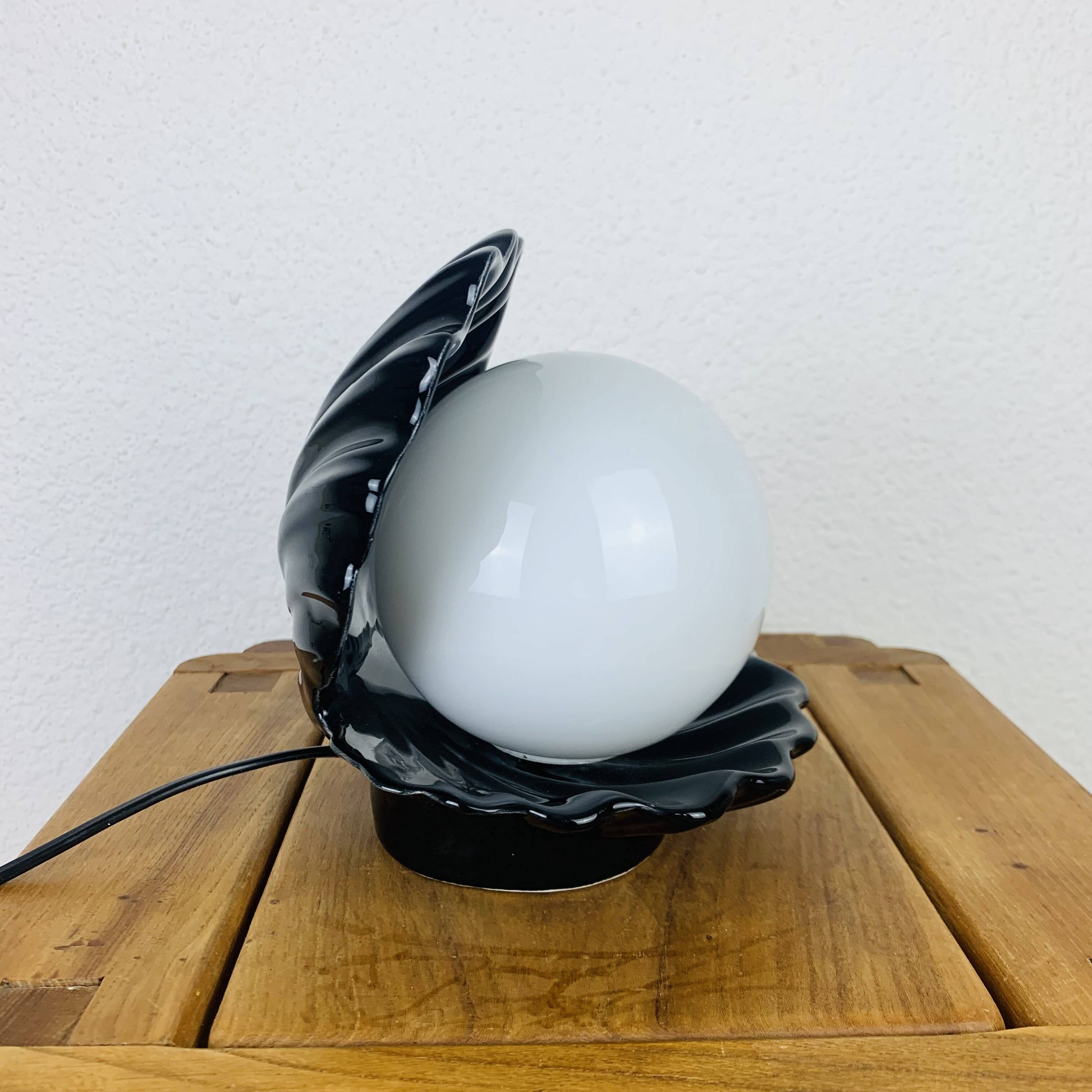 Black ceramic shell lamp and opaline pearl