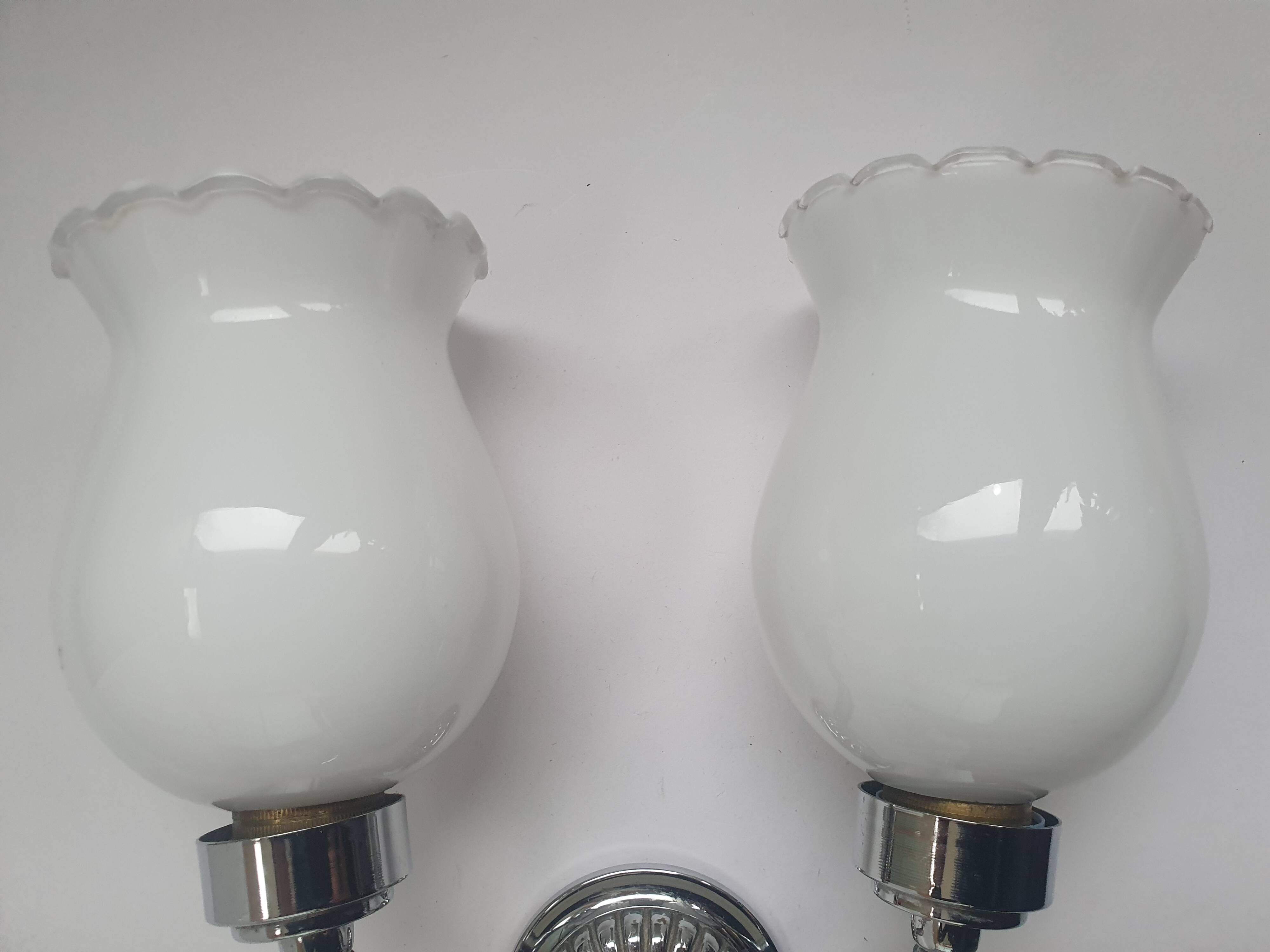 Applique zoomorphe ancienne en laiton argenté et globes opalins