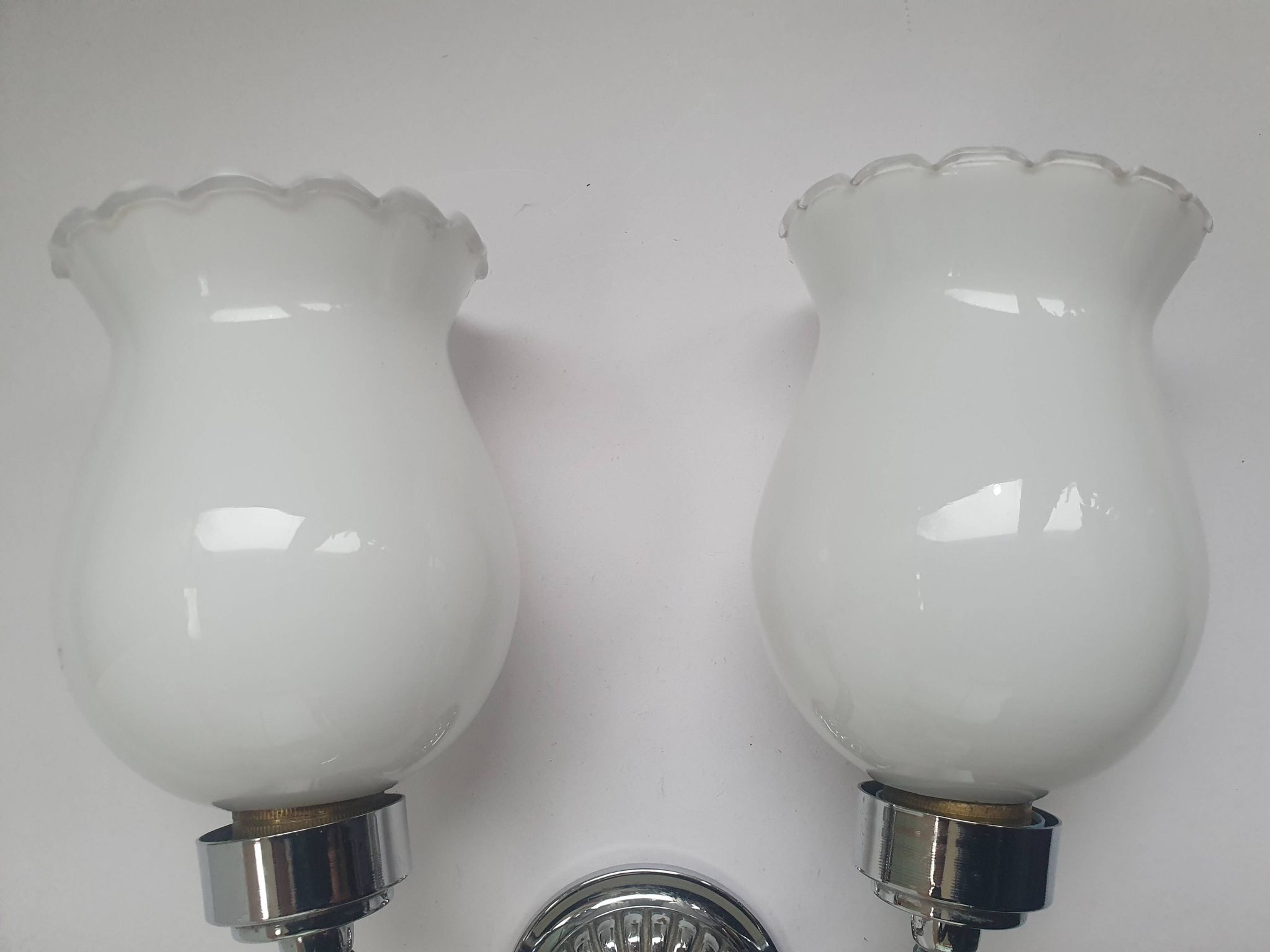 Applique zoomorphe ancienne en laiton argenté et globes opalins