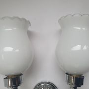 Applique zoomorphe ancienne en laiton argenté et globes opalins