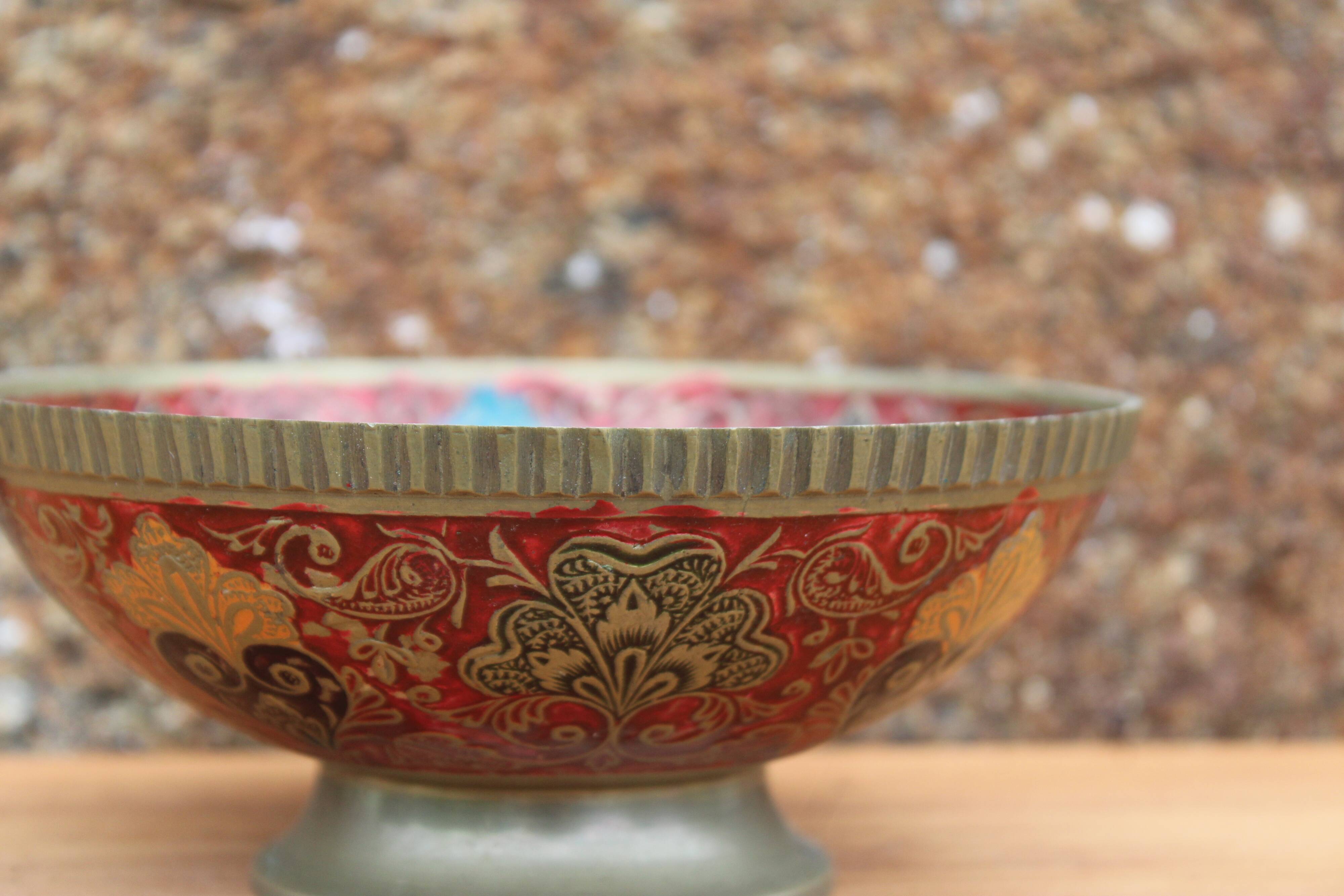 Decorative bowl in hammered brass, oriental style