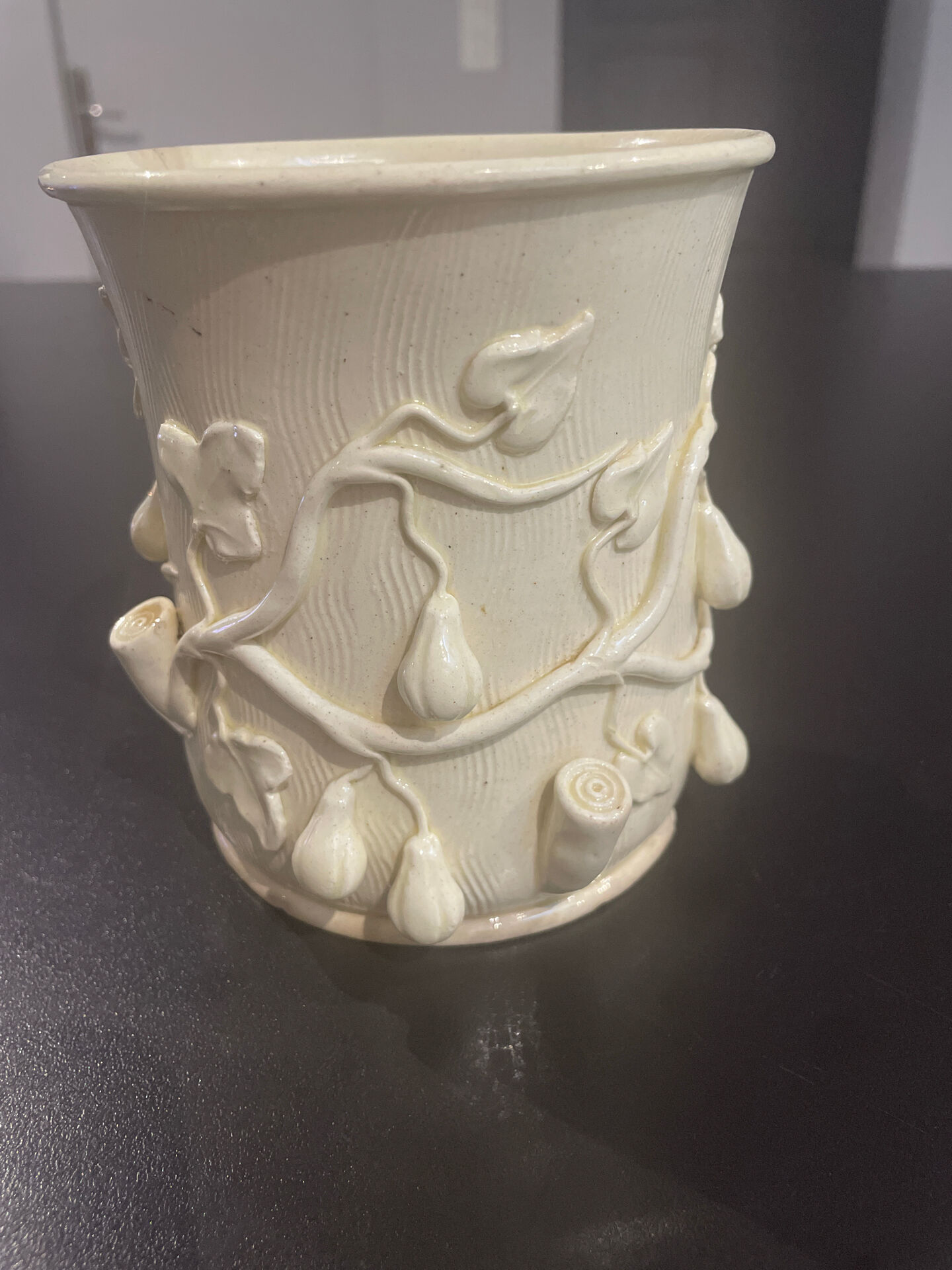 Cache-pot, vase en faïence écru