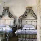 Paire de lits simples antiques assortis en fonte noire et dorée