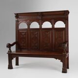 Banc à dossier haut en chêne sculpté de style gothique, France XVIIIe siècle