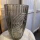 Vase en verre moulé