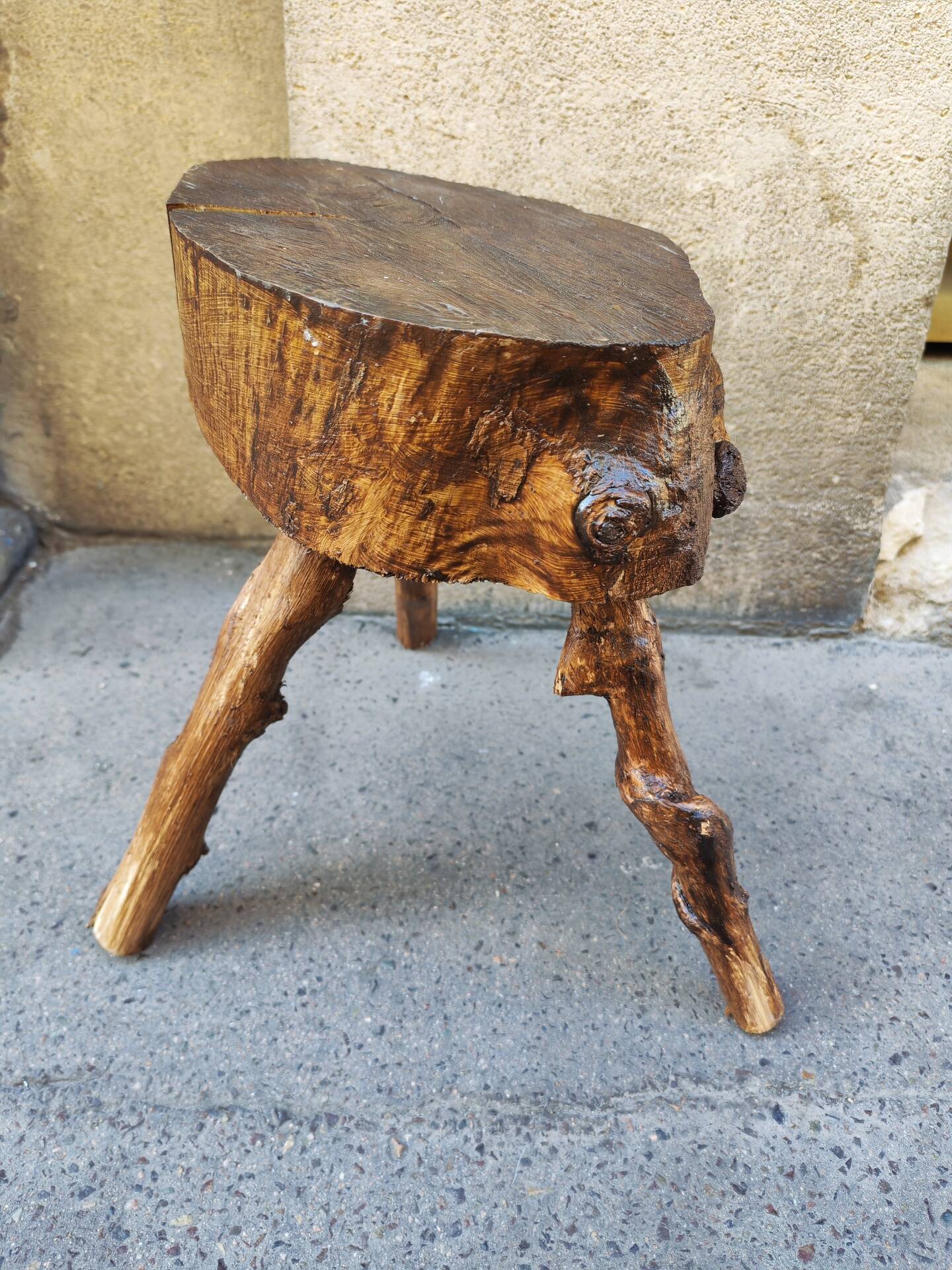 Tabouret tripode en bois brut