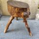 Tabouret tripode en bois brut