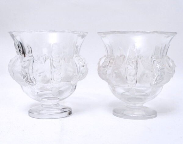 Paire de vases lalique - modèle dampierre - cristal moulé satiné - époque: xxème siècle