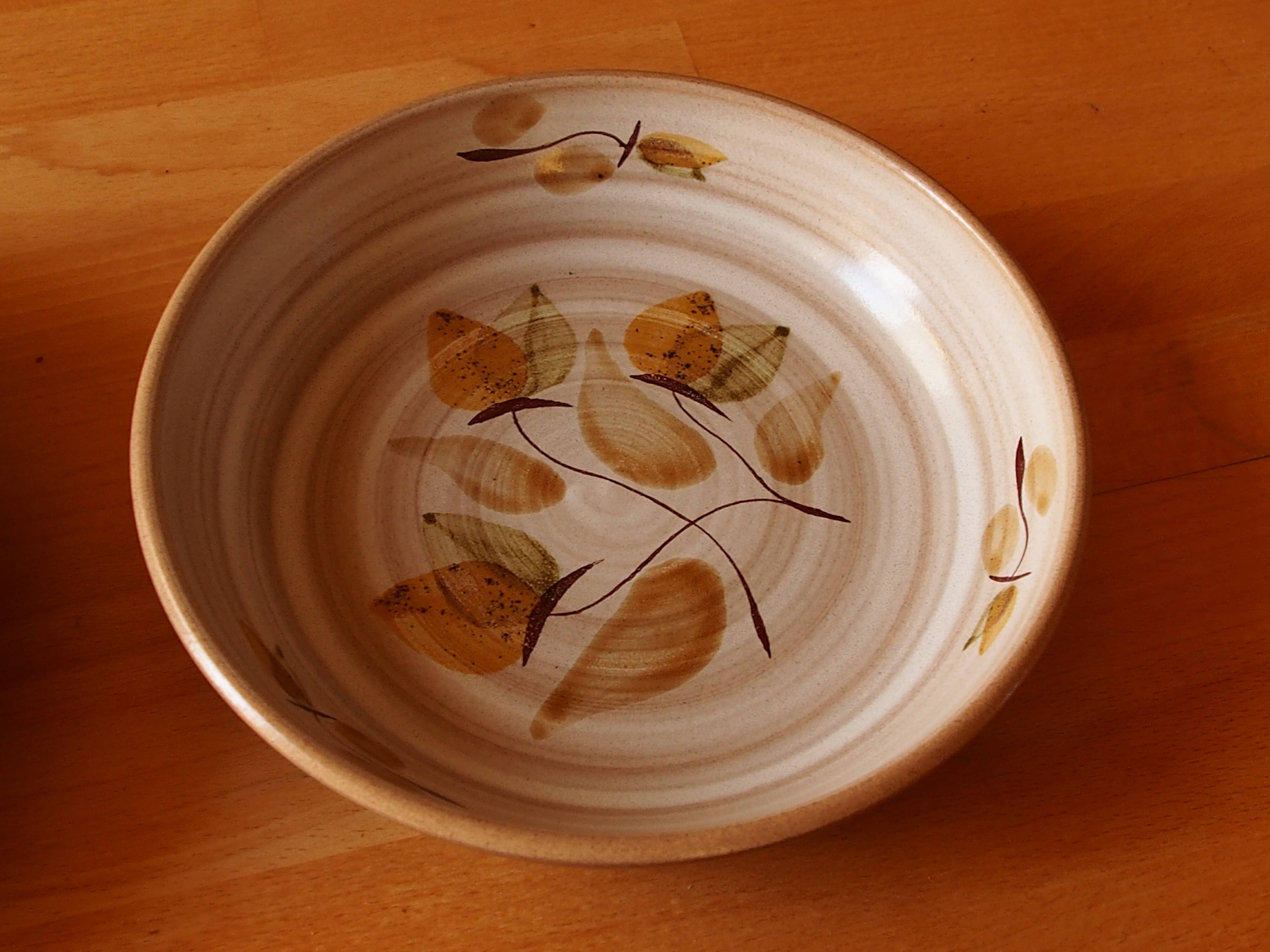 Four bowl-shaped plates in vintage Niderviller stoneware with plant decoration