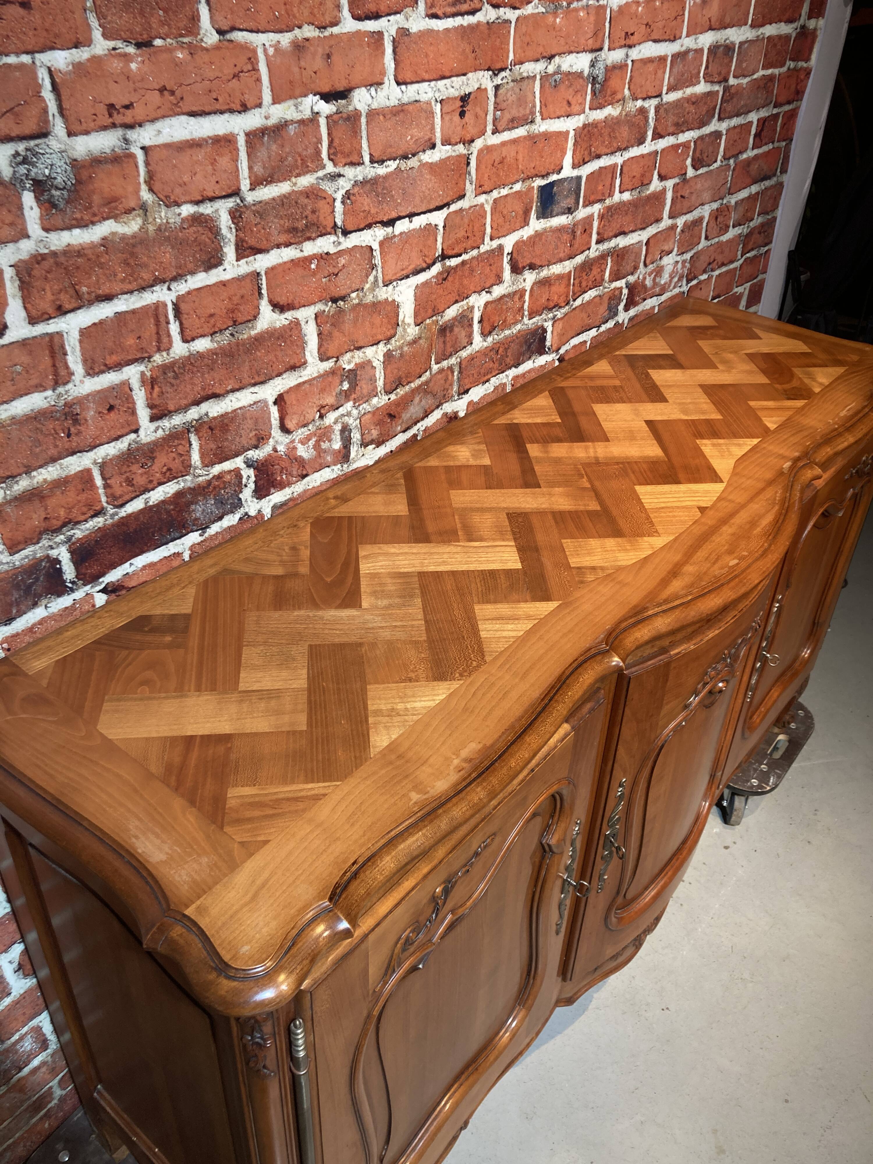 Louis XV style sideboard, 3 doors with lock, glass top.