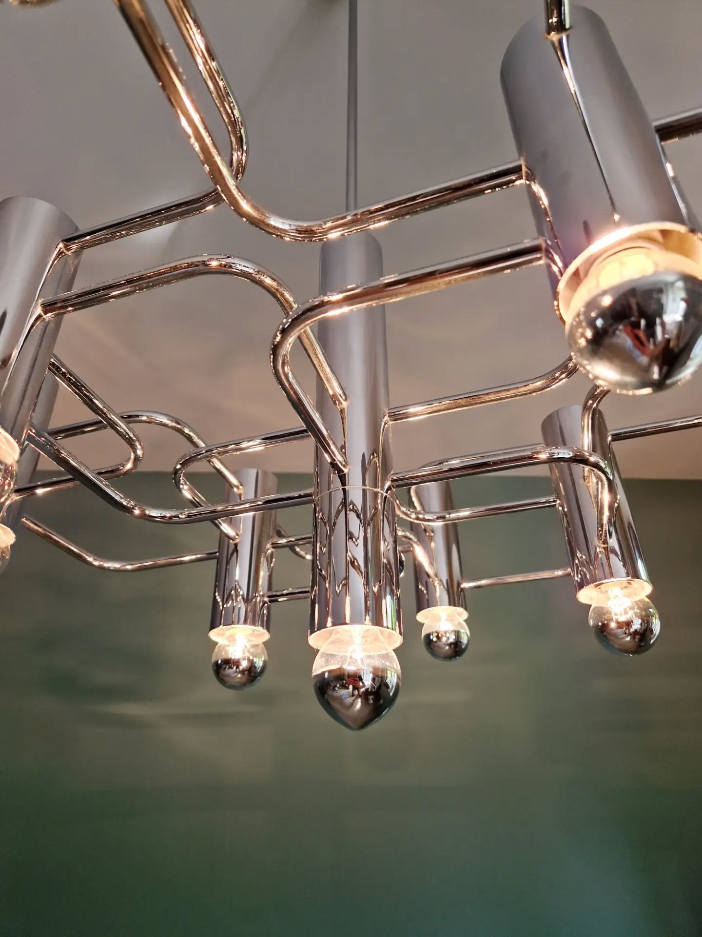 Large geometric chandelier in chrome metal, design by G. Sciolari, 1970.