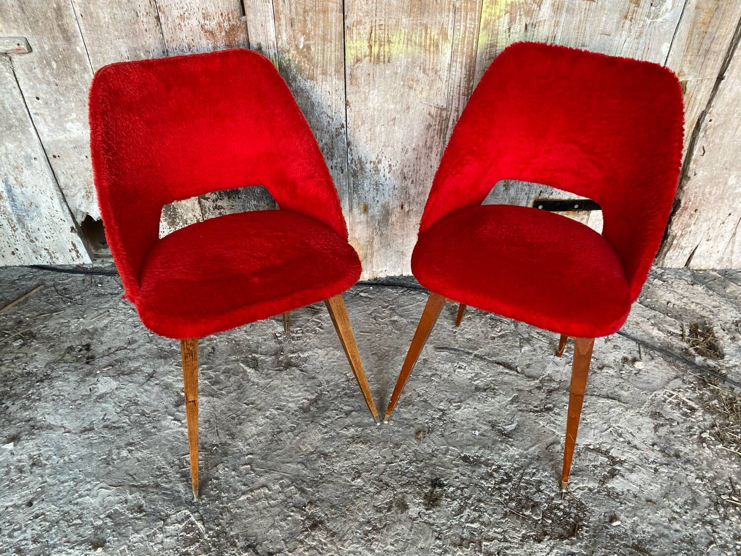 Paire de chaises Achille Decommere en fausse fourrure rouge et pieds compas en bois