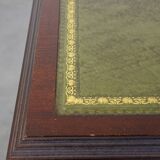 Bibliothèque en bois avec surface en cuir vert et sur roulettes de style anglais