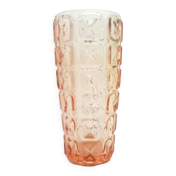 Vase en forme d'enveloppe, style mid-century modern, en verre pressé rose, Ząbkowice, Pologne, années 1970.