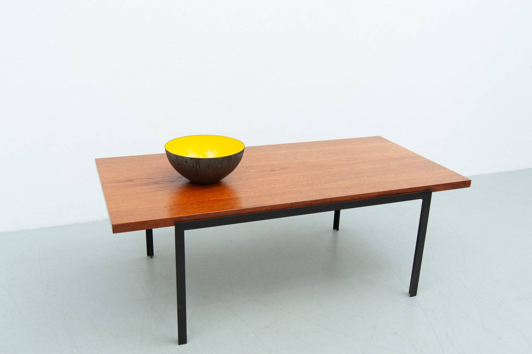 Table basse T-Angel en teck par Florence Knoll pour Knoll Inc. / Knoll International, années 1950.
