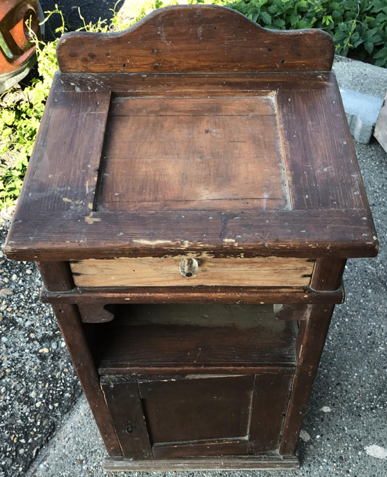 Table de nuit en pin, vers les années 1900