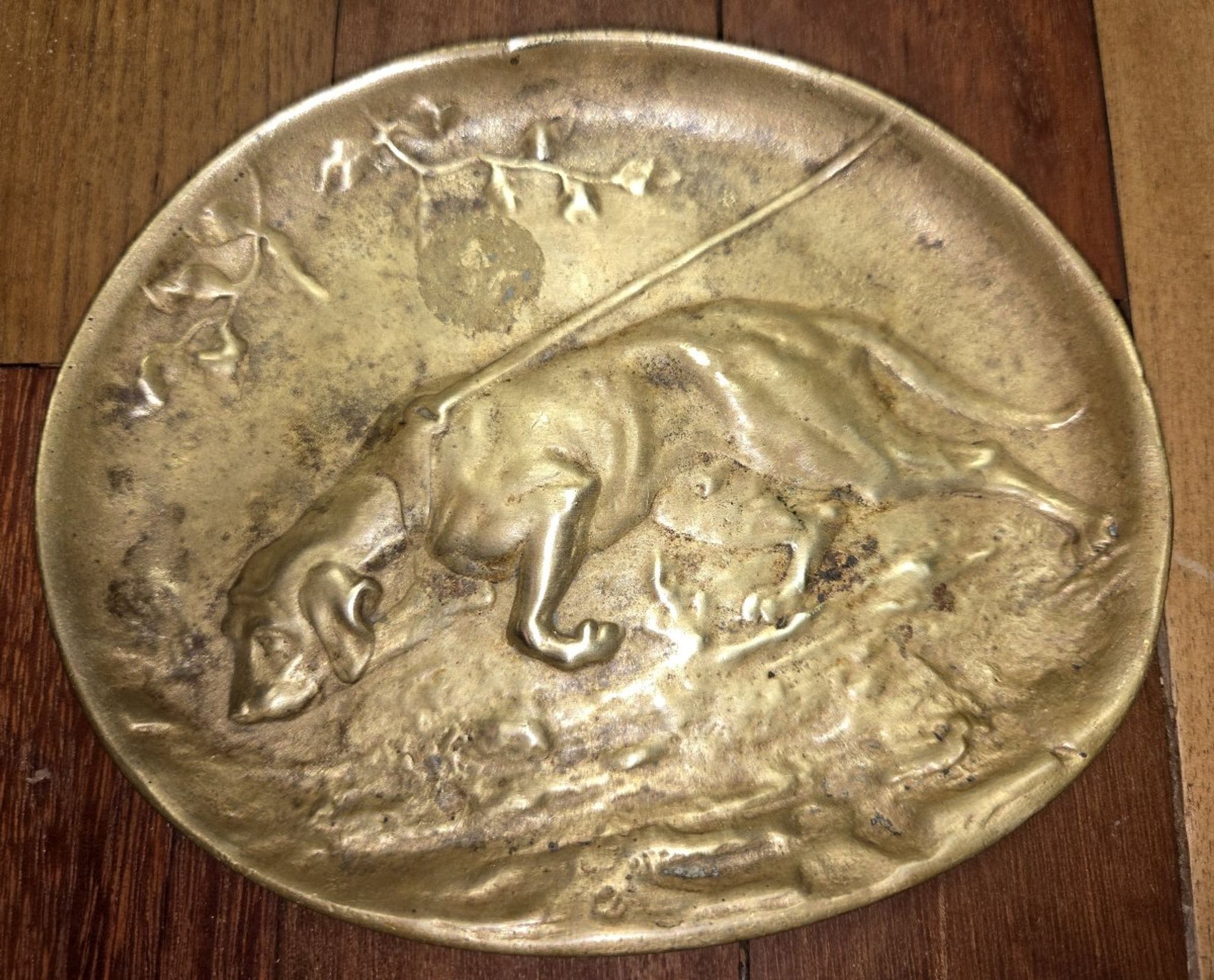 tray / gilded bronze bowl depicting a hunting dog