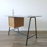 Bureau moderniste et sa chaise